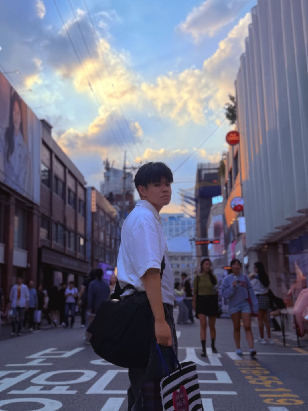 首尔的白天与夜晚，来自 Henry Li 的 Instagram