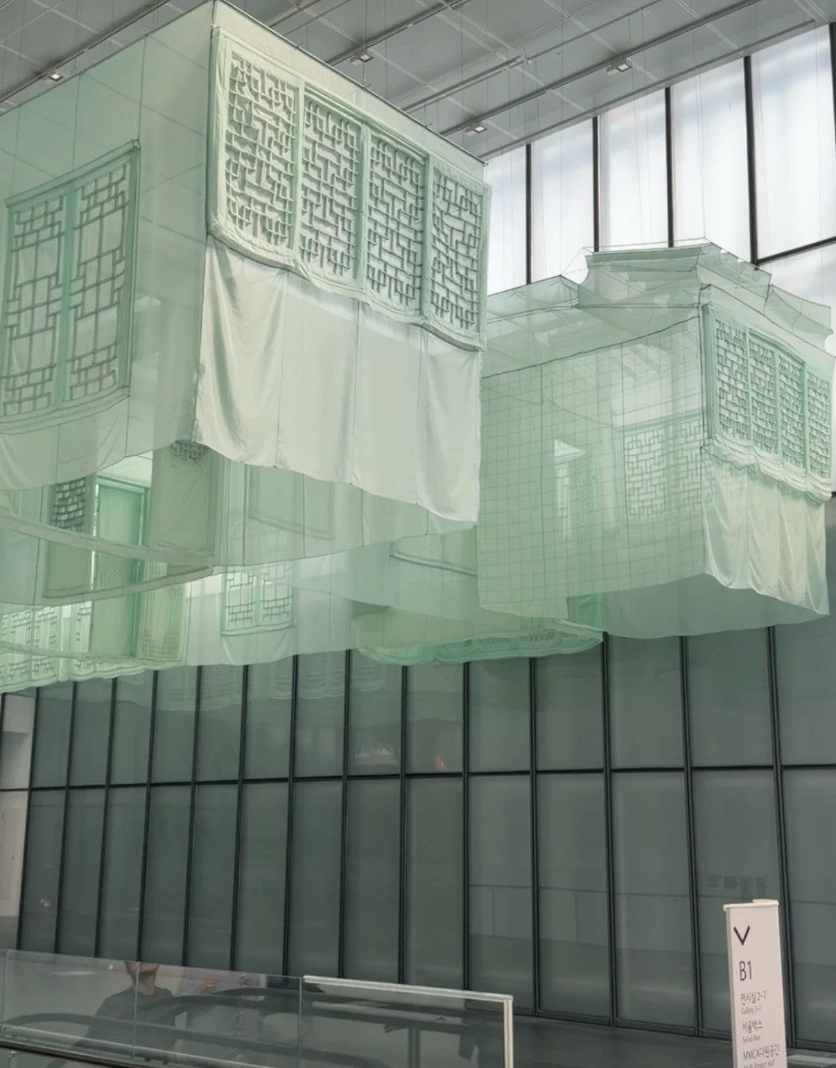 徐道获个展现场。半透明的建筑被吊起、折叠、重组，像一段被重新展开的居住记忆。图／睿安