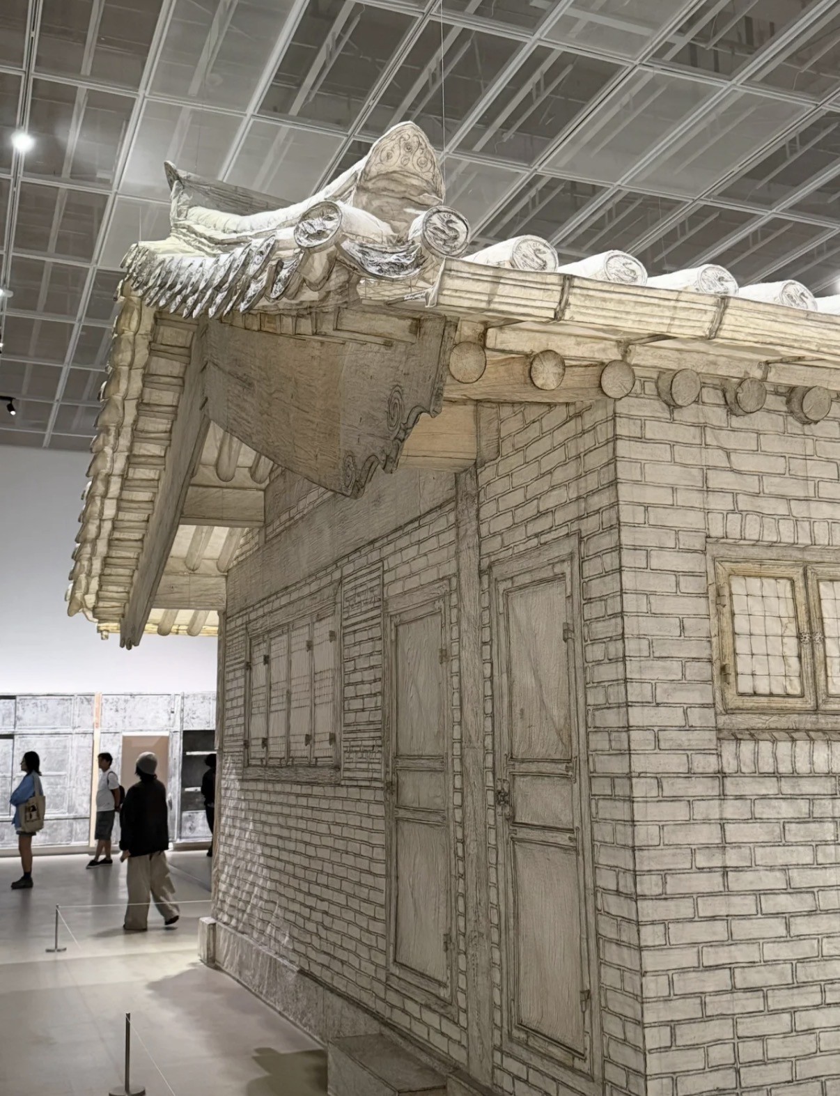 建筑表面被一点一点「拓」下来。房子像被剥下一层可以携带的皮肤。图／睿安