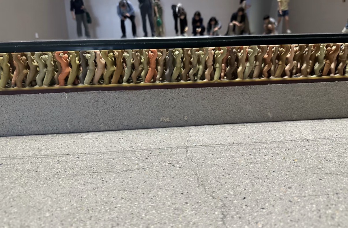 《Floor》局部：无数微小人物共同托起观众脚下的地面。图／睿安